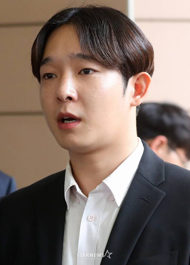 마약류 관리에 관한 법률 위반(향정) 혐의를 받고 있는 가수 남태현이 19일 오전 서울 마포구 서부지방법원에서 진행된 첫 공판 기일을 마친 뒤 법원을 나서고 있다. 남태현은 지난해 8월 마약 파문에 휘말렸다. 당시 채널A 예능프로그램 '하트시그널3' 출연자였던 서민재가 SNS를 통해 남태현과의 필로폰 투약을 폭로했던 것. 이에 경찰은 지난해 9월 서민재와 남태현의 소변과 모발을 채취해 국립과학수사연구원(국과수) 감정을 의뢰했다. 검사 결과 필로폰 양성 반응 결과가 나온 것으로 전해졌다. 2023.10.19 /사진=김창현