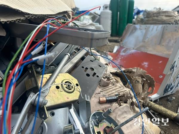 지난달 30일 불이 난 오산시 갈곶동의 고물상에 화재 원인으로 꼽히는 리튬 전지가 있다. 30여년 간 고물상을 운영한 박모씨는 “전기차가 처음 나왔을 때 차량 배터리가 불이 날 위험이 크다는 이야기를 듣고, 직접 확인하기 위해 펜치 등으로 치며 압력을 가했는데 실제 스파크가 일었었다”고 말했다. 2025.5.2 /목은수기자 wood@kyeongin.com