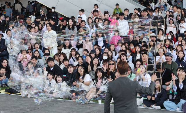 행사장을 찾은 어린이 가족들이 마술사의 버블&벌룬쇼를 보며 즐거워하고 있다. 정종회 기자 jjh@