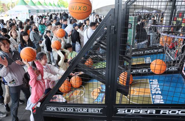어린이들이 농구 게임을 하며 즐거워하고 있다. 정종회 기자 jjh@