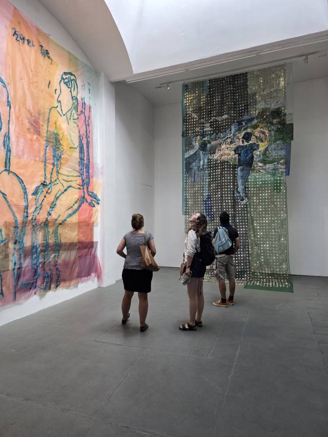 오는 8~11일 부산 해운대구 벡스코 제1전시장에서 열릴 아트부산 2025 특별전 CONNECT 섹션에 걸릴 방정아 작가의 대형 걸개형 천 작품. 사진은 방정아 작가가 지난해 독일에서 가진 개인전 '빛나는 핵의 바다'(A Shining Sea Of Nuclear) 전시 모습. 맥화랑 제공