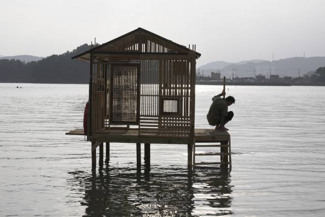 경남도립미술관의 '실로 어마어마한 일이다'에 출품된 송성진의 '1평조차'(2018, 2025 재제작) 수집된 목재. 경남도립미술관 제공