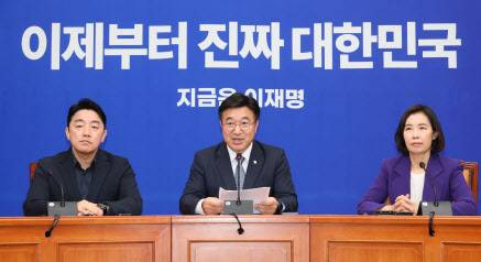 윤호중 더불어민주당 총괄선거대책본부장이 5일 오전 서울 여의도 국회에서 열린 기자간담회에 참석해 모두 발언하고 있다. 왼쪽부터 강훈식 수석부본부장, 윤 본부장, 박경미 대변인. (사진=뉴스1)