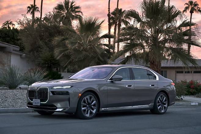 BMW i7