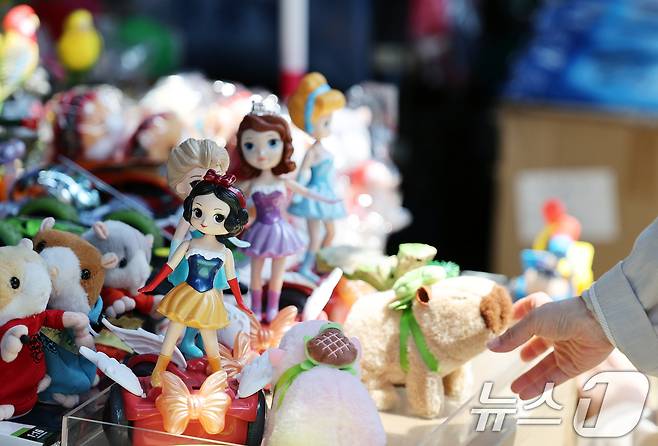 어린이 날을 앞둔 2일 오후 서울 창신동 문구·완구거리를 찾은 시민들이 다양한 캐릭터 상품을 살펴보고 있다. 2025.5.2/뉴스1 ⓒ News1 오대일 기자