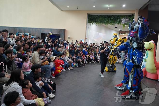 해남공룡대축제 로봇 실내공연 (해남군 제공. 재판매 및 DB금지) /뉴스1