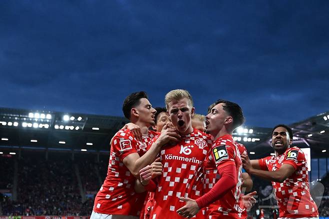 마인츠는 5일(한국시간) 열린 2024-25 독일 분데스리가 프랑크푸르트전에서 1-1로 비겼다. ⓒ AFP=뉴스1