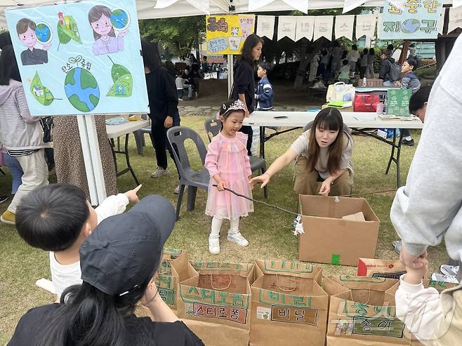 어린이날인 5일 전북자치도 전주시청 앞 노송광장에서 개최된 '놀이터도시 전주 놀이주간' 행사에서 한 어린이가 체험을 하고 있다. ⓒ News1 장수인 기자