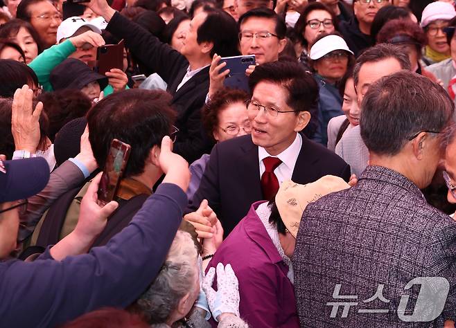 김문수 국민의힘 대통령 후보가 5일 오전 서울 종로구 조계사에서 열린 불기 2569년 부처님오신날 봉축법요식을 마치고 지지자들과 인사하고 있다. 2025.5.5/뉴스1 ⓒ News1 김민지 기자