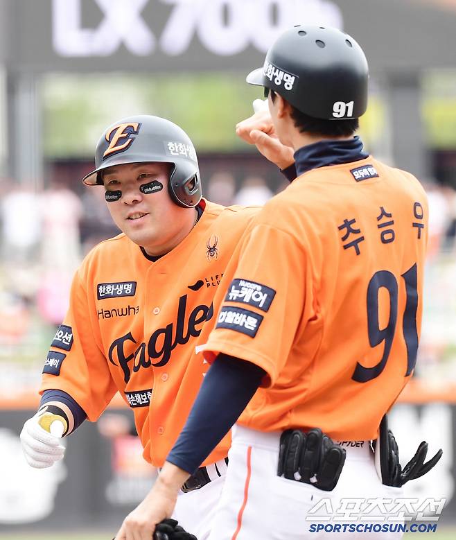 27일 대전 한화생명볼파크에서 열린 한화와 KT의 경기. 7회말 1타점 적시타를 날린 한화 안치홍. 대전=송정헌 기자songs@sportschosun.com/2025.04.27/