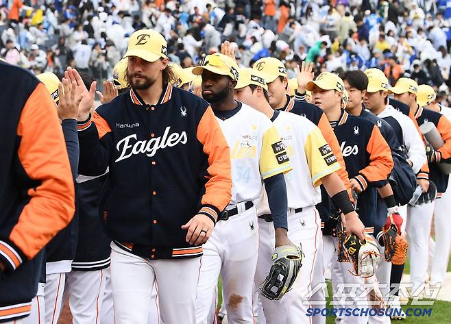 5일 대전 한화생명볼파크에서 열린 삼성-한화전. 한화가 3대1로 승리하며 7연승을 달렸다. 승리투수 와이스 등 선수들이 하이파이브하고 있다. 대전=정재근 기자 cjg@sportschosun.com/2025..5.5/