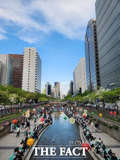 2일 오후 서울야외도서관 청계천 '책읽는 맑은냇가'./설상미 기자