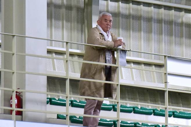 주니어 선수들이 경기를 하는 곳이면 전국 어디나 찾아가서 격려하는 주원홍 대한테니스협회장(사진/황서진 기자)