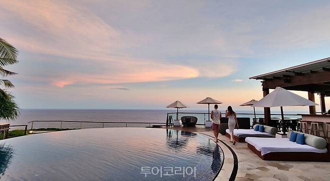 발리 더엣지 인피니티풀. 바다와 일물 풍경 즐기며 수영하는 낭만 시간을 보낼 수 있다.