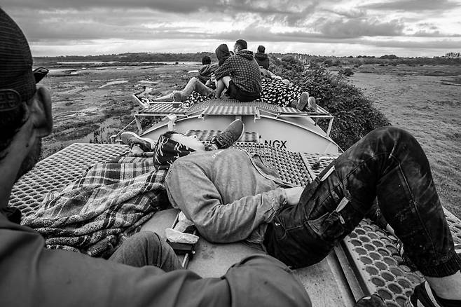 화물열차를 타고 북쪽으로 가는 이민자들. 긴장된 밤이 지나고 아침이 밝았다. 화물열차위에는 혹시나 일어날 습격을 막기위해 주워놓은 돌멩이들이 놓여 있다. 2024. 12. 멕시코 / 사진가 양희석