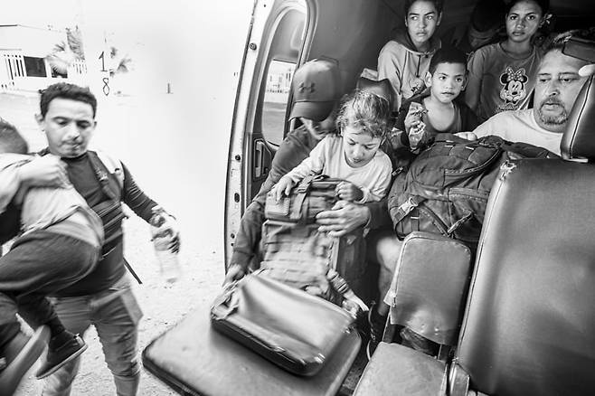 타파출라로 걸어가던 이민자들이 이민국과 카르텔의 감시를 피해 지나가던 버스에 몰래 올라타고 있다. 버스 기사들은 보통 이민자들을 태우지 않는다. 이민자들을 버스에 태우다 카르텔에 걸렸을 경우 보복을 당할 것을 걱정하기 때문이다. 2024. 02. 멕시코, 치아파스 주/ 사진가 양희석