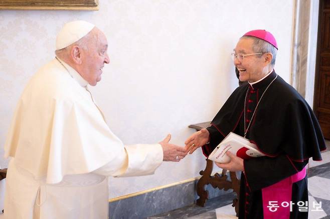 올 1월 퇴임을 앞두고 고 프란치스코 교황을 알현하고 있는 장인남 대주교(오른쪽). 그는 “교황청은 전 세계 대부분의 국가 및 국제기구에 교황대사를 파견하고 있고, 세계평화와 인권 문제를 물밑에서 중재는 작은 거인”이라며 “더 많은 사제들이 교황청 외교관으로 활동할 수 있으면 좋겠다”라고 말했다. 장인남 대주교 제공