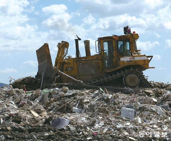 인천 서구 수도권매립지에서 쓰레기 매립 작업이 이뤄지고 있다. 동아일보DB