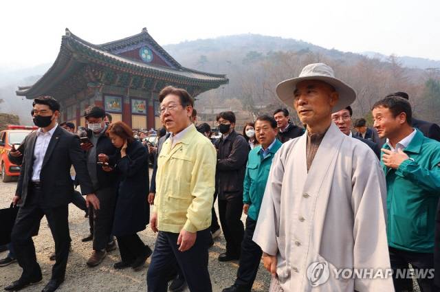 이재명 민주당 대선후보가 지난 3월27일 산불로 소실된 경북 의성군 단촌면 고운사를 방문하고 있다. 연합뉴스
