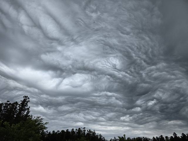 5일 제주시 애월읍 중산간에서 바라본 하늘에 기묘한 모양의 구름이 떠있다. 연합뉴스
