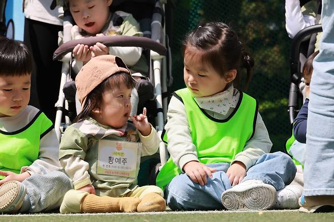 하나 예주(왼쪽 둘째)가 과자 먹는 모습을 솔빛길 루다가 바라보고 있다. 김혜윤 기자 unique@hani.co.kr
