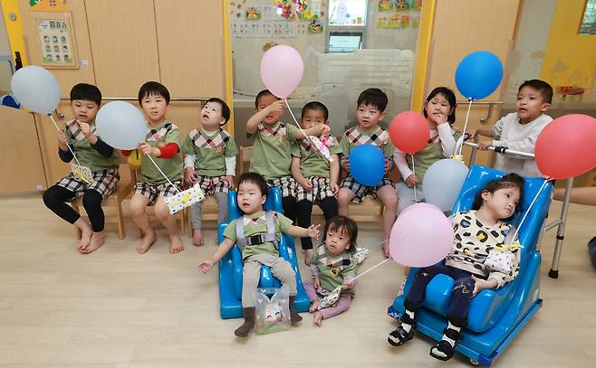 하나어린이집 아이들이 ‘소소한 소풍’에서 받은 선물을 들고 원내에서 사진을 찍고 있다. 김혜윤 기자 unique@hani.co.kr
