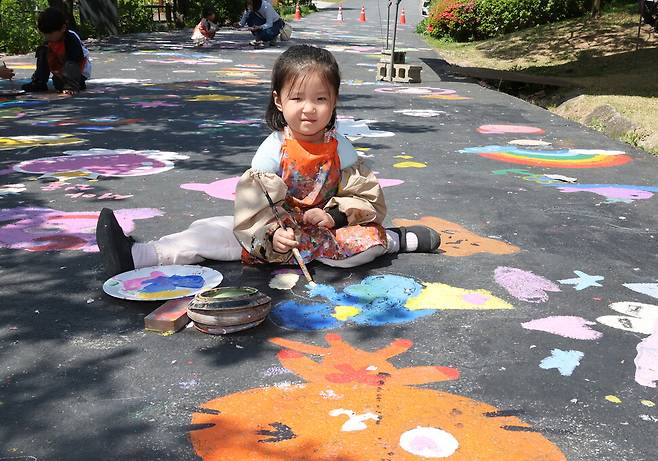 지난 29일 오후 충남 아산 당림미술관에서 한 어린이가 바닥그림을 그리고 있다. 백소아 기자 thanks@hani.co.kr