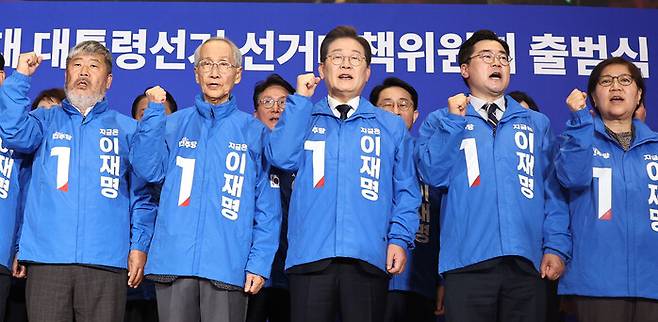 이재명 대통령선거 후보와 윤여준, 박찬대 상임총괄선대위원장 등이 2025년 4월30일 오후 국회 의원회관 대회의실에서 열린 더불어민주당 제21대 대통령선거 `진짜 대한민국\' 중앙선거대책위원회 출범식에서 구호를 외치고 있다. 한겨레 윤운식 선임기자 yws@hani.co.kr