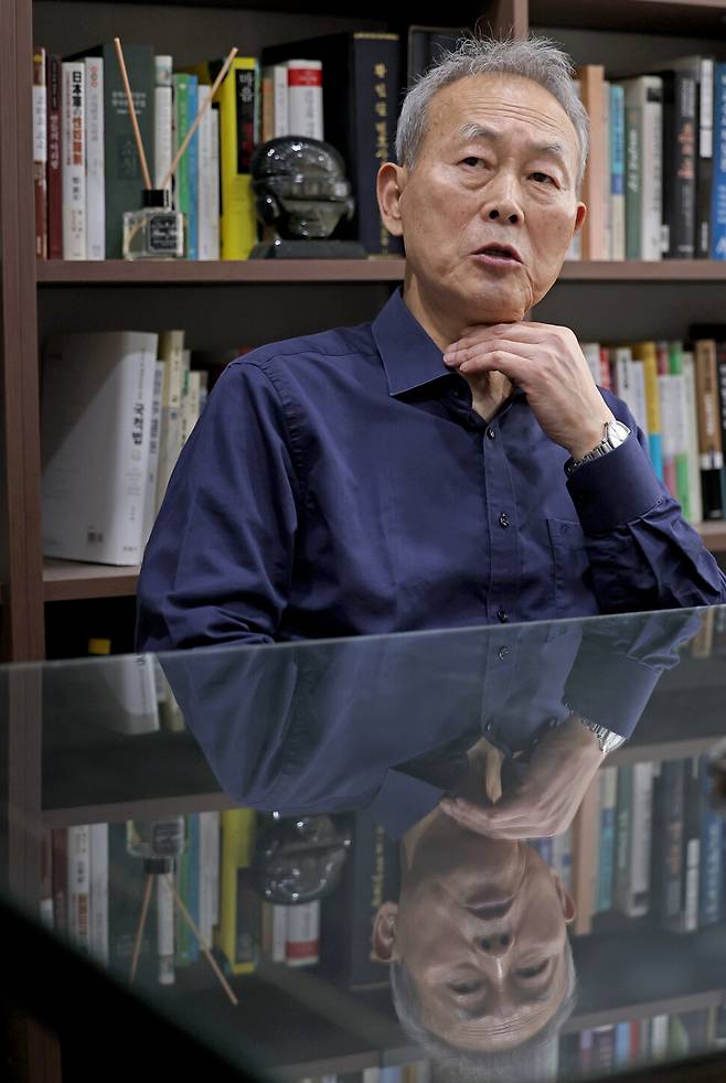 헌법재판관 출신 이석태 변호사가 2025년 4월21일 서울 강남구에 있는 사무실에서 한겨레21과 인터뷰하고 있다. 이종근 선임기자 root2@hani.co.kr