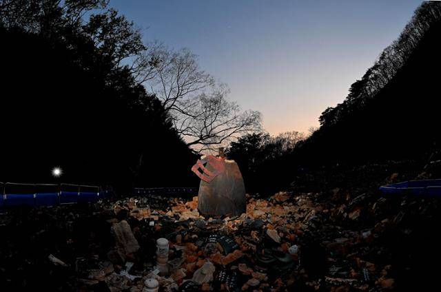 지난 3월 경북 의성 지역 산불로 큰 피해를 본 고운사 경내에 불에 탄 범종이 폐허 위에 위태롭게 버티고 서 있다.