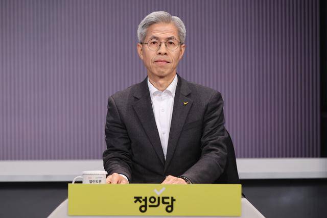 정의당 권영국 대표가 2일 서울 여의도 KBS에서 열린 중앙선거방송토론위원회 제21대 대통령선거 정책토론회에 참석하고 있다. 연합뉴스