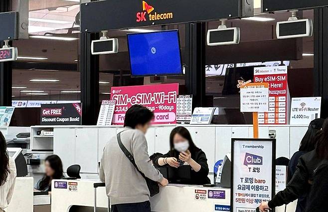 SKT는 이번 연휴 기간 해외 여행 고객의 유심 교체를 위해 5월 6일까지 인천공항과 김포공항 내 T로밍 센터 내 좌석 수를 2배, 업무 처리 용량을 3배로 확대 운영한다고 발표했다 / 출처=SKT