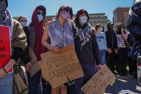 지난달 17일(현지시간) 미국 뉴욕 컬럼비아대 캠퍼스에서 학생들이 도널드 트럼프 행정부의 재정 중단 압박 등에 항의하는 집회를 벌이고 있다. 로이터=연합뉴스