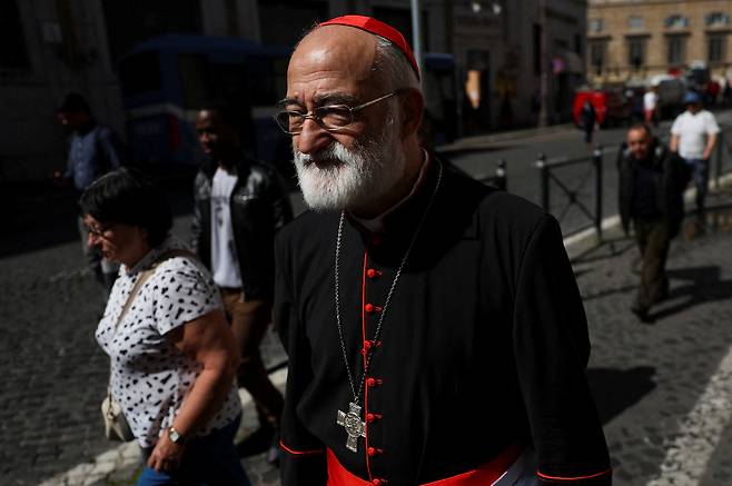 크리스토발 로페즈 로메로 추기경이 지난달 22일(현지시간) 이탈리아 로마에서 프란치스코 교황의 서거를 애도하며 걷고 있다. 로이터=연합뉴스