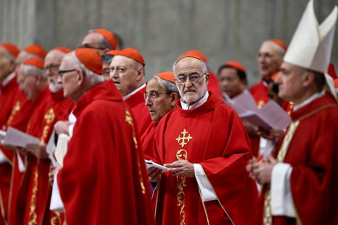 크리스토발 로페즈 로메로 추기경이 지난달 29일(현지시간) 바티칸 성베드로 대성당에서 노벤디알리(교황 장례 후 9일간 애도 기간) 넷째 날인 프란치스코 교황 애도 미사에 다른 추기경들과 함께 참석하고 있다. 로이터=연합뉴스