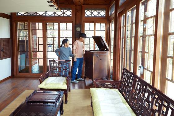 1930년대 응접실 콘셉트로 꾸며진 사랑채에서 이한호(왼쪽)·이시온 학생기자가 축음기를 살펴보고 있다.