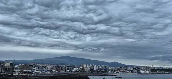 어린이날인 5일 오후 제주시 삼양동에서 본 한라산 위 기묘한 다층운. 파상고층운 또는 거친물결구름. 연합뉴스