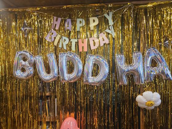 5일 동대문구 연화사 부처님 생신 카페에 ‘Happy birthday Buddha(부처님 생신 축하해요)’라는 글귀의 풍선이 걸렸다. 방문객들은 풍선 앞에서 기념 촬영을 했다. 박종서 기자