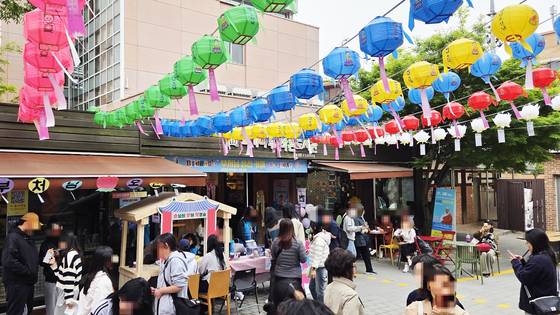 부처님 오신 날인 5일 서울 동대문구 연화사 내 ‘부처님 생신 카페’는 긴 대기 줄로 발 디디기 힘들었다. 이날 오후 1시30분 기준 부처님 생신 카페엔 15명가량이 음료를 주문하기 위해 줄을 섰다. 박종서 기자