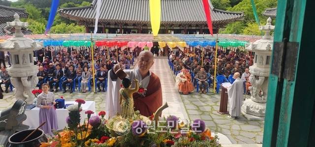 ▲ 주지 설주스님이 아기 부처를 목욕시키는 관불의식을 봉행하고 있다.