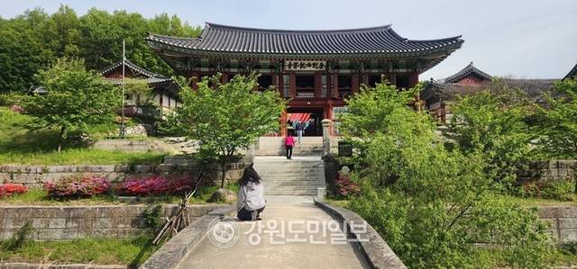 ▲ 부처님오신날을 맞아 건봉사를 찾은 관광객들이 능파교에서 기념촬영을 하고 있다.