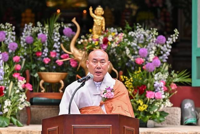 ▲ 정선 정암사는 5일 정암사에서 천웅 주지스님을 비롯해 최승준 군수, 전영기 군의장, 김기철 강원특별자치도의원, 최대중 경찰서장, 최철규 강원랜드 대표이사 직무대행, 기관단체장, 신도 등 700여 명이 참석한 가운데 불기 2569년 부처님 오신날 봉축법요식을 봉행했다.