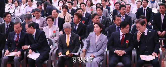 2569(2025)년 부처님오신날을 맞은 5일 서울 종로구 조계사 대웅전 앞에서 부처님 오신날 봉축법요식이 열리고 있다. 앞줄 오른쪽부터 더불어민주당 이재명 대선 후보, 국민의힘 김문수 대선 후보, 진보당 김재연 대선 후보, 정의당 권영국 대선 후보, 무소속 한덕수 대선 예비후보, 국민의힘 권영세 비상대책위원장. 대통령실사진기자단 2025.5.5.