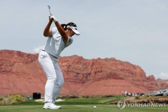 호쾌하게 샷 날리는 유해란