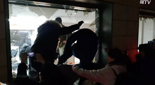 ▲ 지난 1월19일 오전 3시경 서울서부지법에서 유리창을 깨고 진입하는 윤석열 대통령 지지자들. 사진=유튜브 캡처