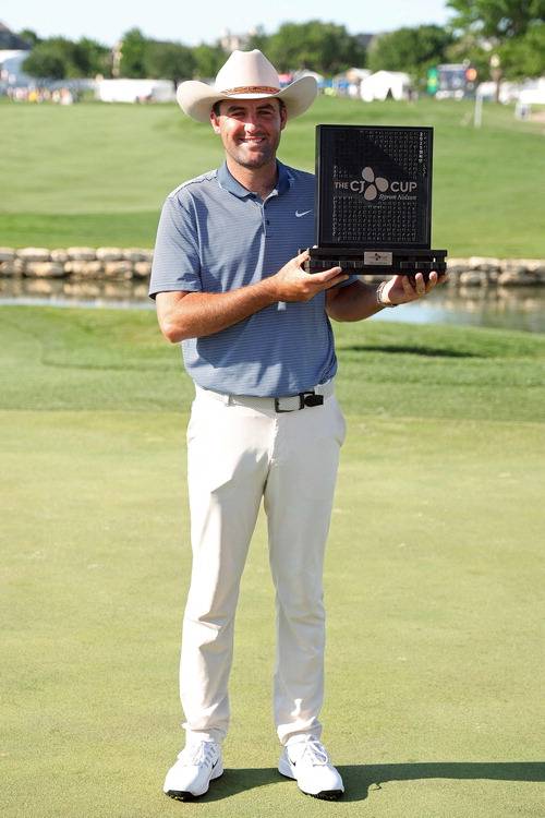 5일(한국시간) 열린 PGA 투어 더 CJ컵 바이런 넬슨에서 우승한 스코티 셰플러가 역대 챔피언의 이름이 한글로 새겨진 트로피를 들고 포즈를 취하고 있다. AFP연합뉴스