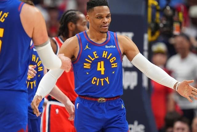 ‘덴버 포스트’에 의하면 웨스트브룩은 경기 후 덩크, 그리고 테크니컬 파울에 대해 “원래는 뒤로 점프해서 내려오려고 했다. 근데 ‘아니야, 여기 조금 더 매달려 있다가 림을 부숴야지’라고 생각해서 더 오래 있었다. 그러다가 테크니컬 파울이 나왔다”고 이야기했다. 사진=AP=연합뉴스