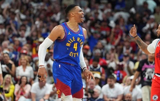 웨스트브룩은 투 핸드 덩크 후 관중석을 향해 포효했다. 그는 “나는 전혀 신경 안 써! 쟤네 XX 집으로 보내버려!”라고 외쳤다. 사진=AP=연합뉴스