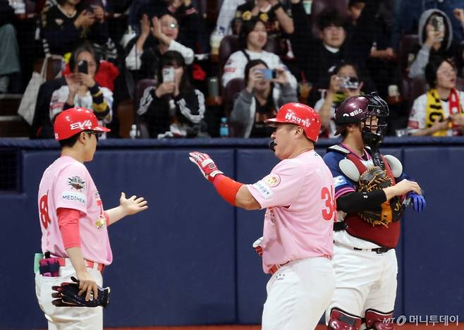 KIA 4번타자 최형우가 5월5일 어린이날 열린 2025KBO리그 키움히어로즈와 KIA타이거즈의 경기 6회초 무사 1,3루에서 3점홈런을 터트린 후 홈인하고 있다. . 2025.05.05 /사진=강영조 cameratalks@