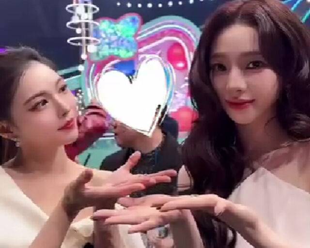 정은혜가 '에스파'의 카리나를 만나 신기해 하고 있다. / 정은혜 소셜미디어 캡처